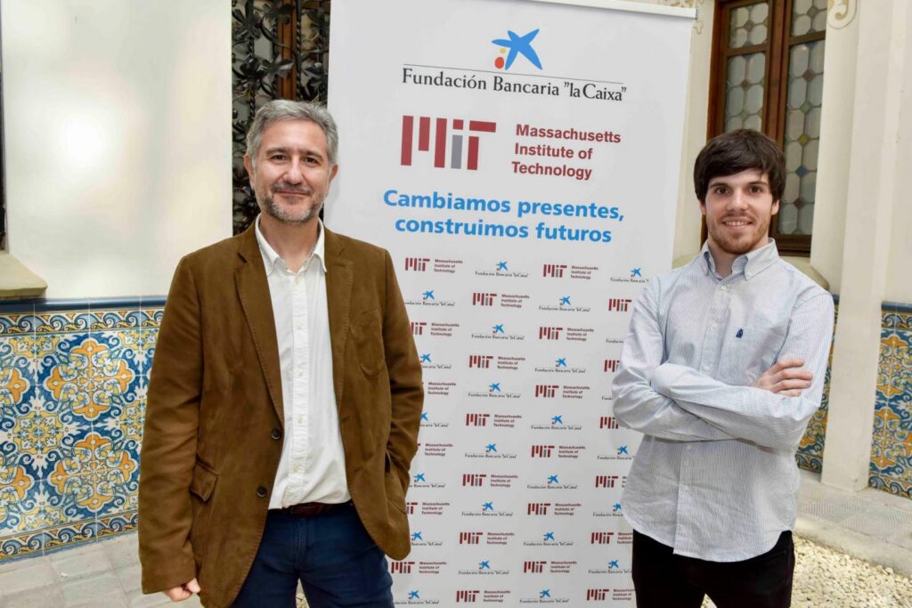 From left to right: Dr. Antonio Fernández Anta y Pelayo Vallina-Rodriguez are the two researchers from IMDEA Networks Institute working on the project MyBubble.
